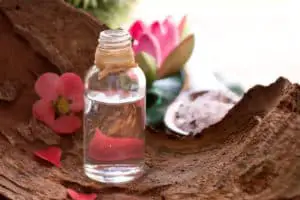 eau-florale-rose-bienfaits-visage-corps